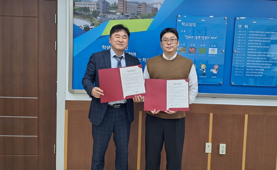 좌측부터 최부용 여수정보과학고등학교 교장, 김재훈 에이코어 대표. 사진=에이코어 제공