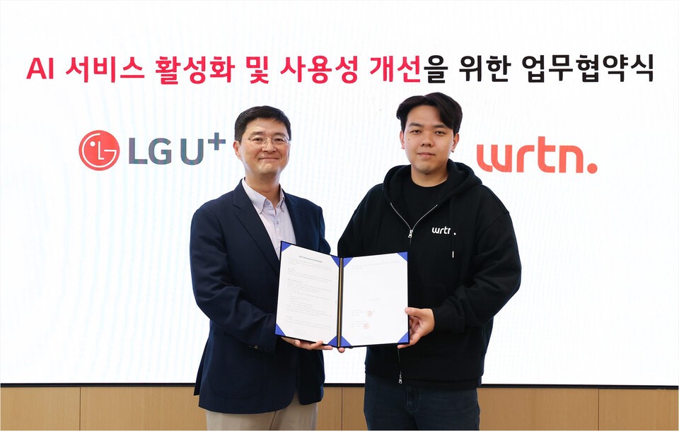 이재원 LG유플러스 컨슈머부문장(왼쪽)과 이세영 뤼튼 대표가 업무협약식에서 기념촬영을 하고 있다.