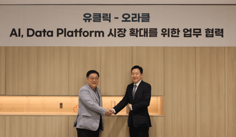 한국오라클 김성하 대표(왼쪽)와 유클릭 김철 대표가 업무제휴를 체결하고 기념촬영을 하고 있다.