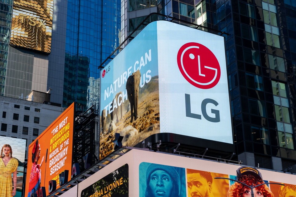 LG전자가 'LG 희망스크린' 활동의 일환으로, 미국 뉴욕 타임스스퀘어와 영국 런던 피카딜리광장 전광판에서 유엔환경계획(UNEP)이 제작한 '세계 환경의 날' 캠페인 영상을 상영한다. 미국 뉴욕 타임스스퀘어 전광판에서 영상을 상영 중이다.