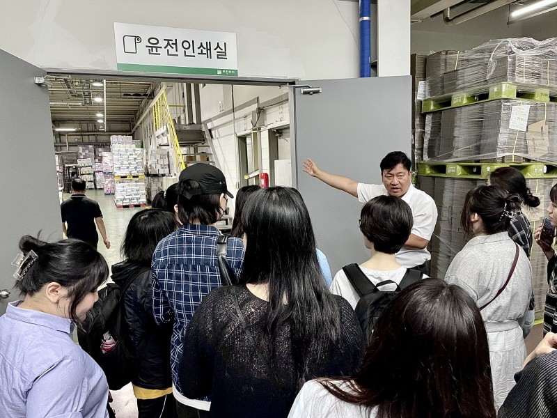프린피아 안쇄소를 견학 중인 한국폴리텍대 출판편집디자인학과 학생들