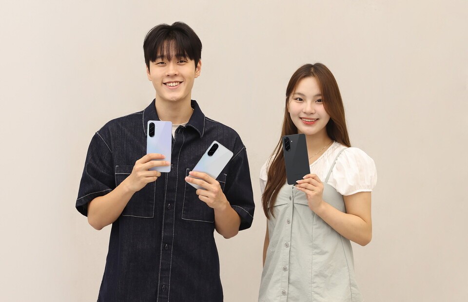 삼성전자 모델들이 새롭게 출시한 ‘갤럭시 A36 5G’를 소개하고 있다.