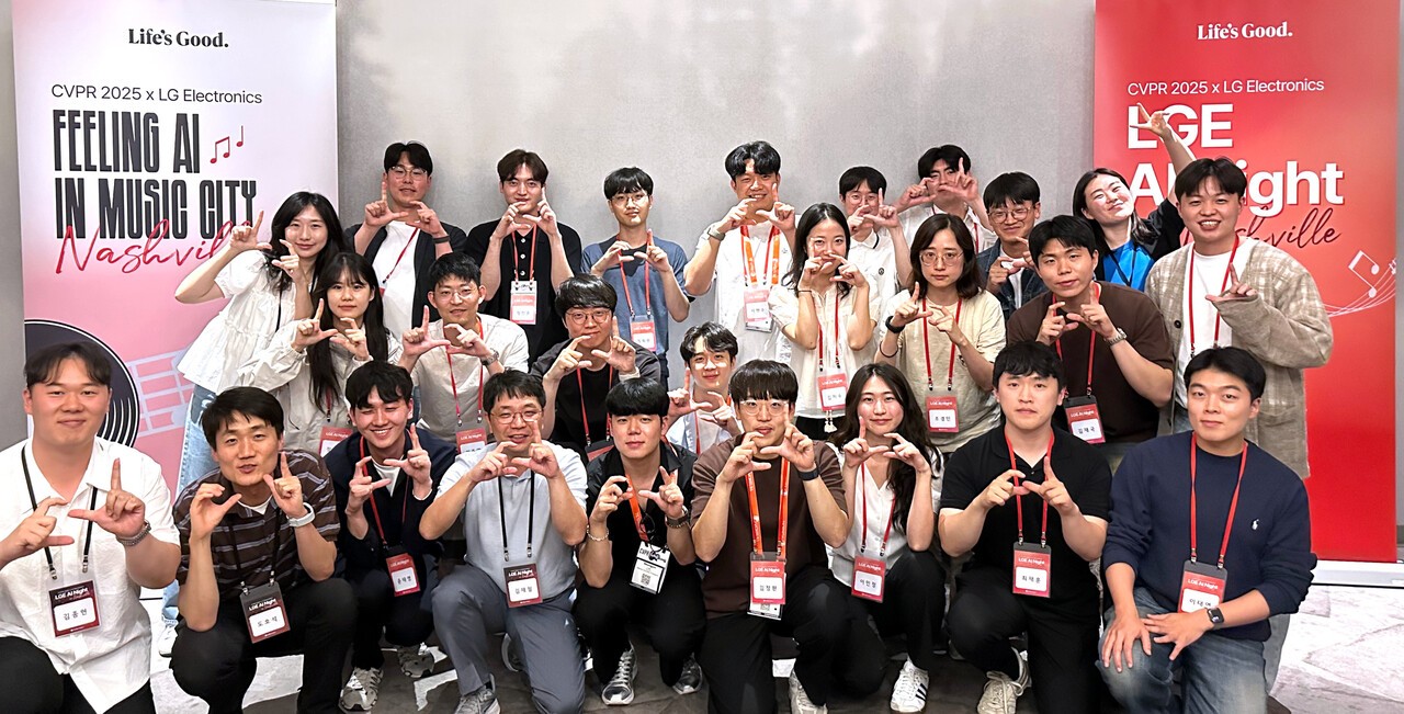 LGE AI 나이트에 참가한 학생들이 기념 사진을 촬영하고 있다.