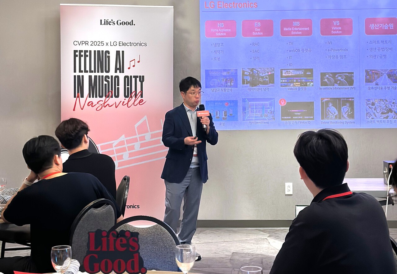 LG전자 CTO부문 인공지능연구소 김재철 상무가 LGE AI 나이트에서 LG전자에 대해 설명하고 있다.