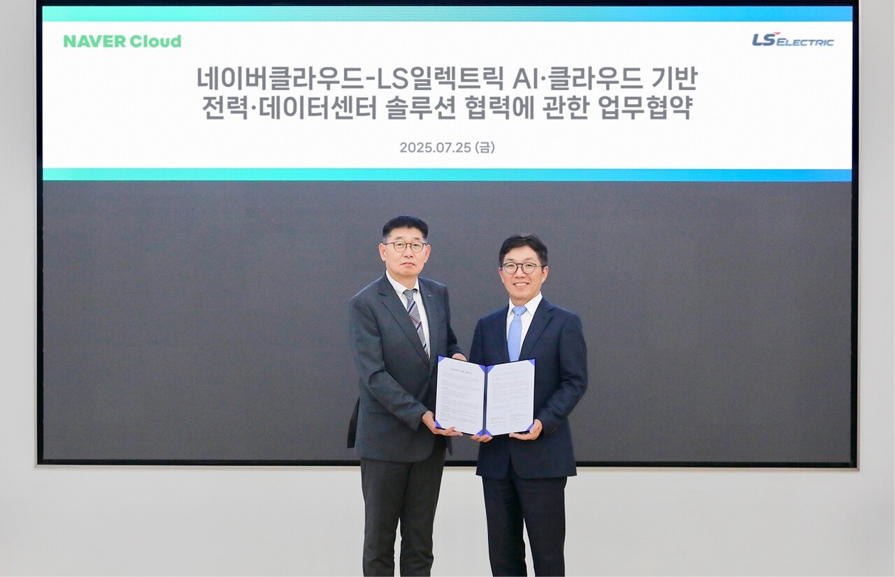 채대석 LS일렉트릭 대표(왼쪽)와 김유원 네이버클라우드 대표가 업무협약을 체결하고 기념촬영을 하고 있다.