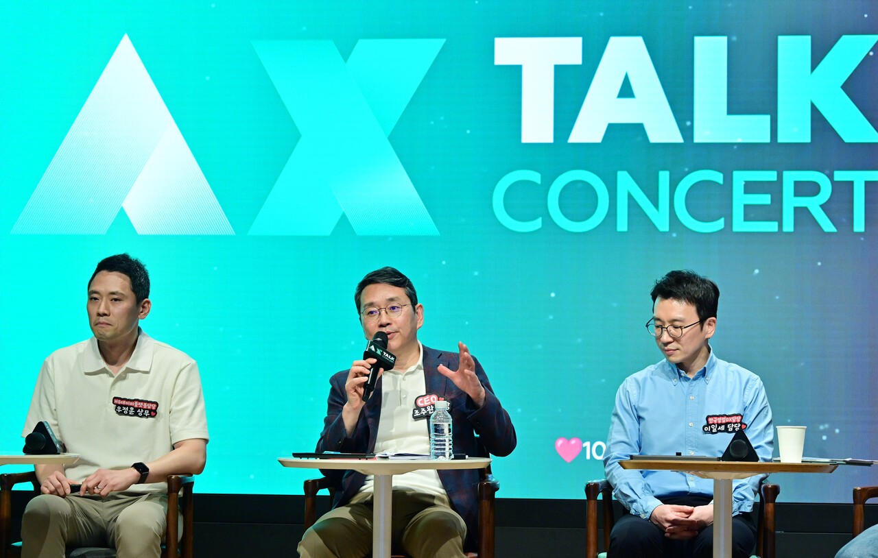 조주완 LG전자 CEO가 전 구성원 소통행사인 'AX 토크콘서트'에서 AI 기술의 중요성을 강조하며, AX 확산에 앞장서겠다고 밝혔다.