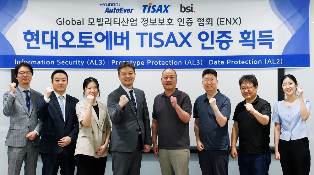 TISAX 평가기관 BSI코리아 임성환 대표(왼쪽에서 4번째)와 현대오토에버 사이버시큐리티사업부장 최원혁 상무(왼쪽에서 5번째) 등 관계자들이 기념촬영을 하고 있다.