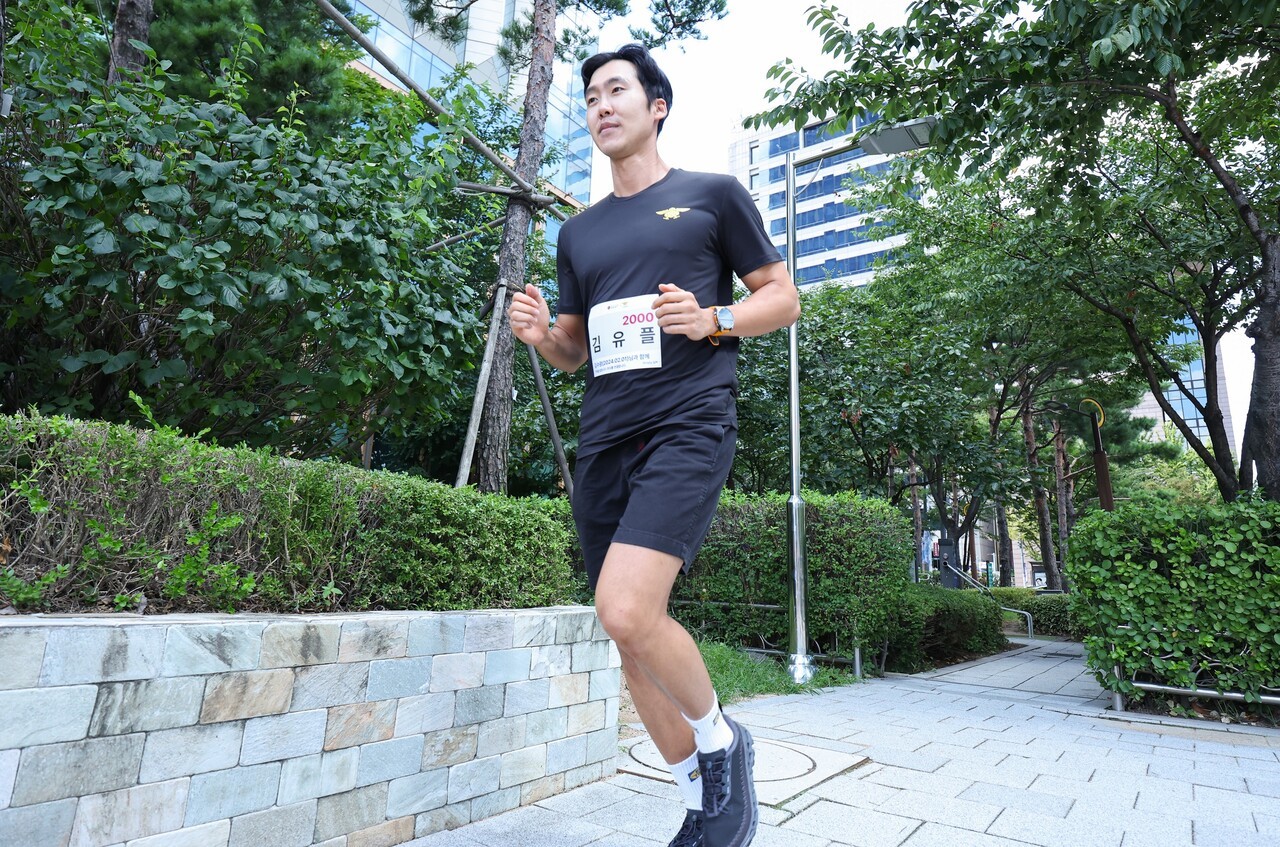 LG유플러스 임직원이 119메모리얼런 대회를 알리고 있다.