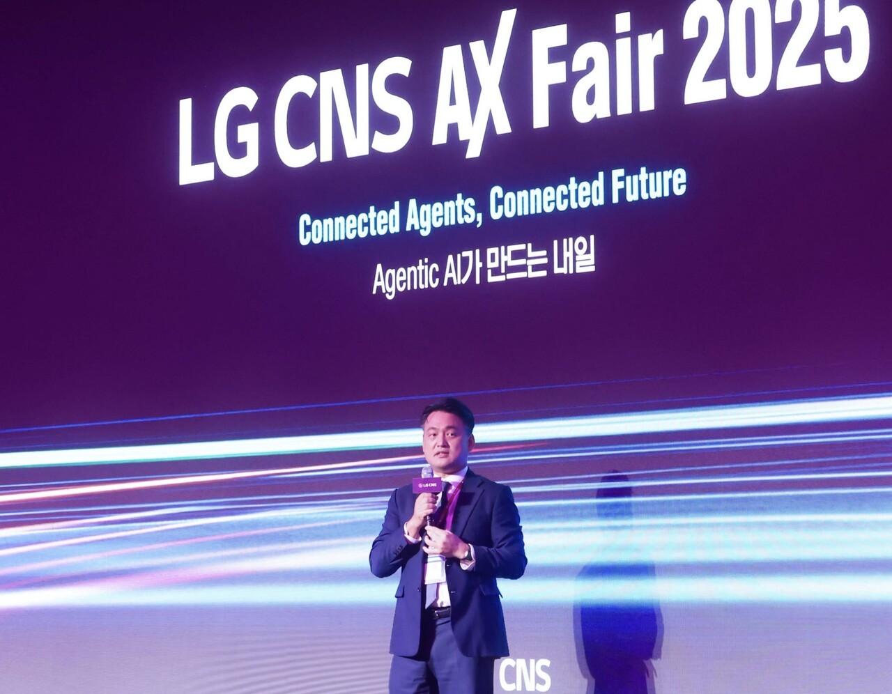 30일 열린 LG CNS 고객초청 행사 'AX페어 2025'에서 LG CNS AI클라우드사업부장 김태훈 전무가 환영사를 하고 있다.