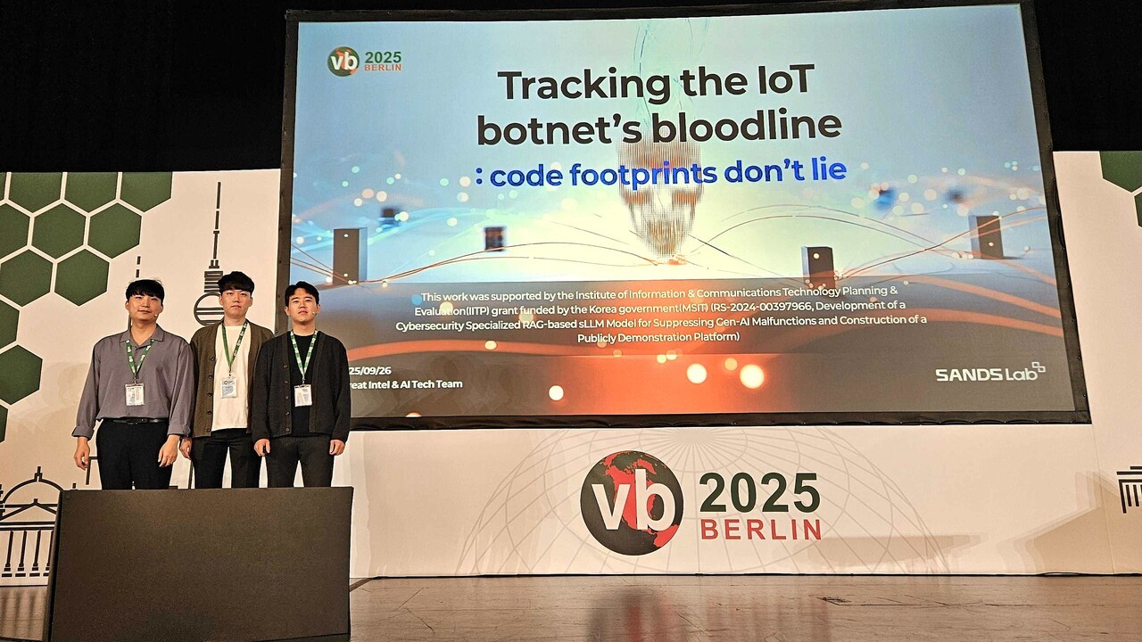 VB2025 그린룸 트랙에서 발표한 샌즈랩 연구팀. (왼쪽부터) 전찬빈, 임승범, 김창균 선임연구원.