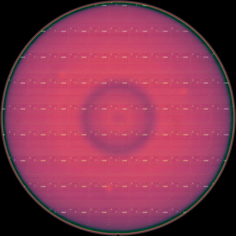 엑시트론의 300mm GaN-on-Si 웨이퍼를 아이멕이 p-GaN 식각 후 KLA 코퍼레이션의 8 시리즈CIRCLTM 검사 장비에서 분석하고 있다.