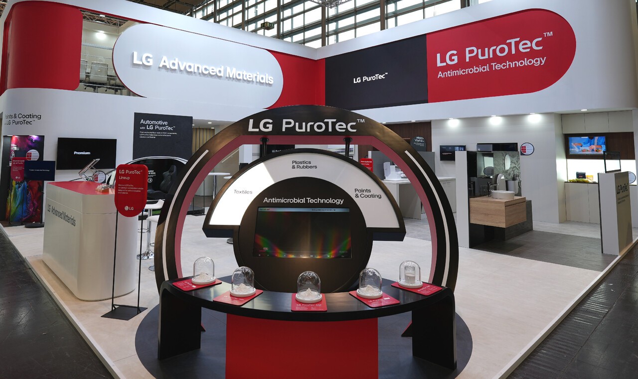 LG전자가 독일에서 열리는 K 2025에 참가해 항균 기능성 소재 ‘퓨로텍(PuroTec)’을 선보였다.