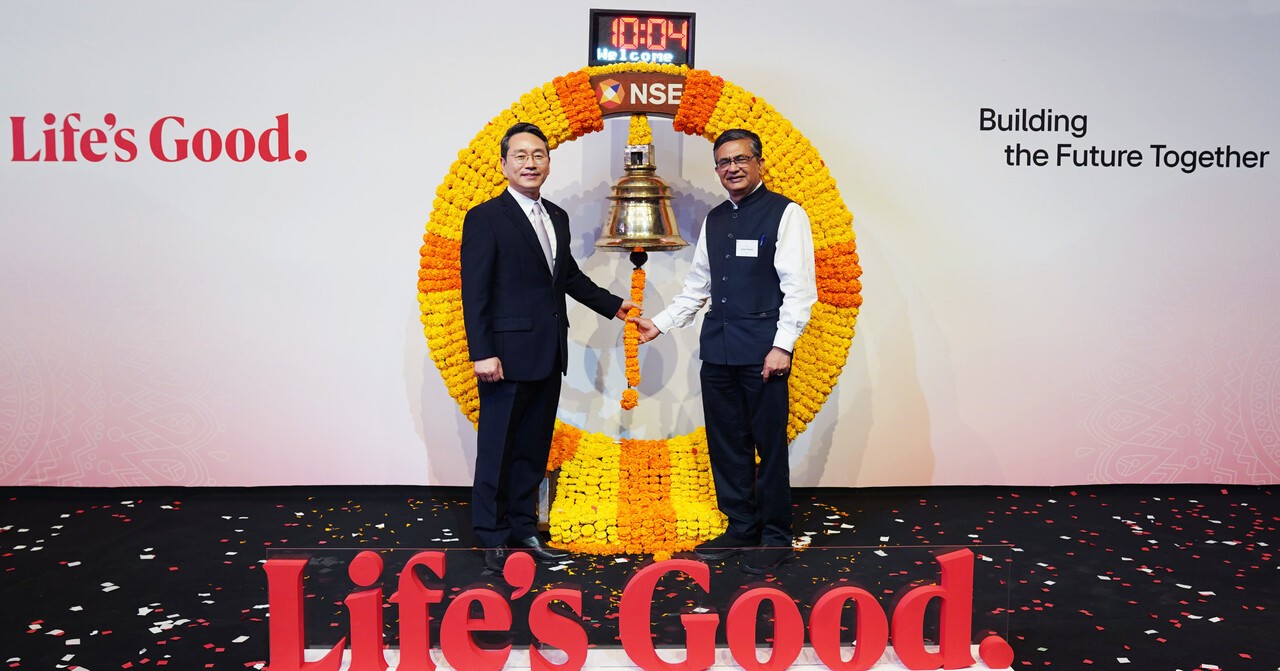 LG전자 조주완 CEO(왼쪽)와 NSE 아쉬쉬 차우한 CEO가 LG전자 인도법인 상장을 축하하는 타종 행사를 진행하고 있다.