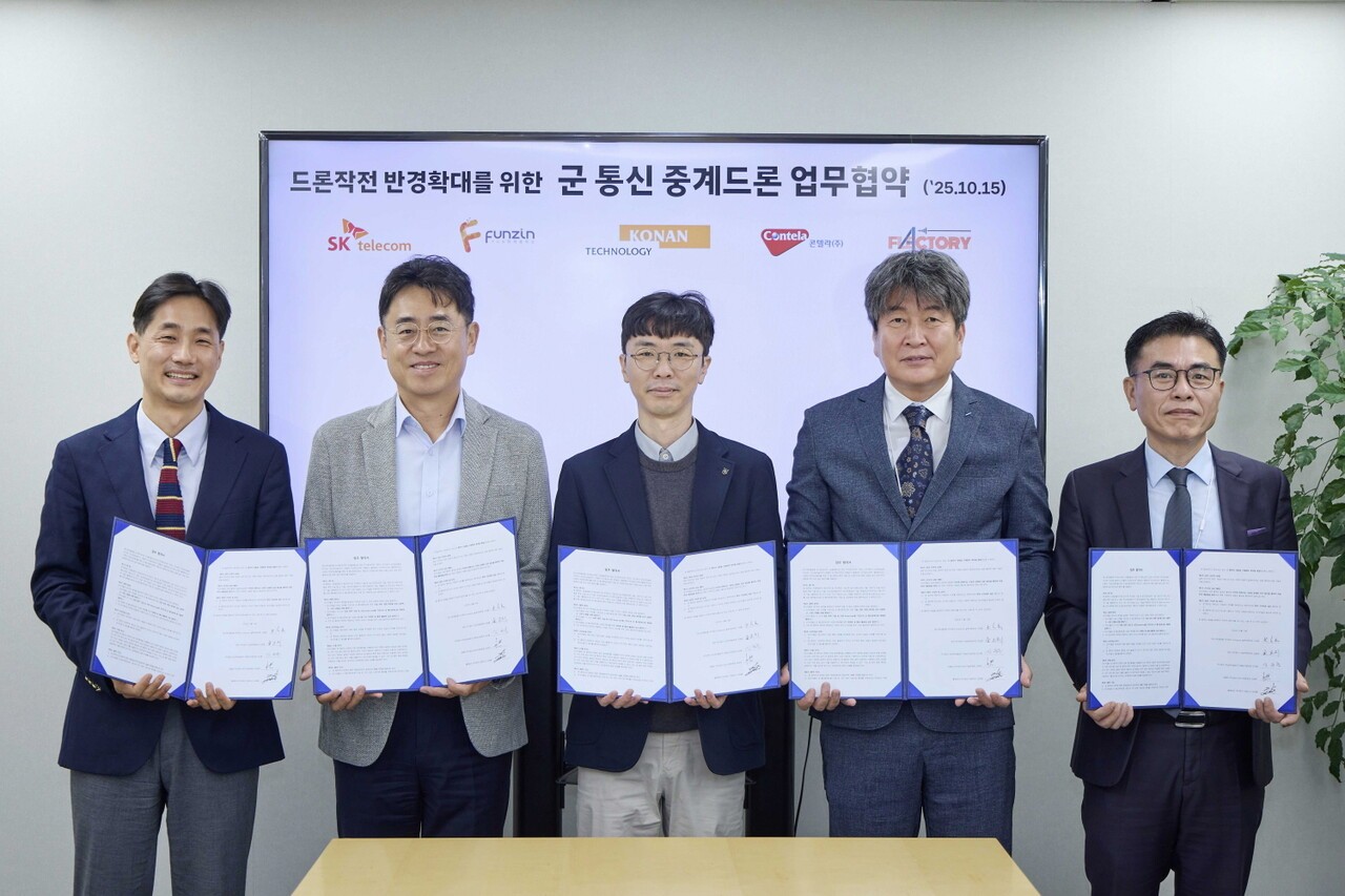 (왼쪽부터) 나경환 SKT 엔터프라이즈솔루션본부장, 김정훈 펀진 사업전략본부장, 김규훈 코난테크놀로지 국방AI사업부장, 김태연 콘텔라 MTS사업부문장, 김태훈 플랙토리 대표가 통신 중계 드론 개발 업무협약을 체결하고 기념촬영을 하고 있다.