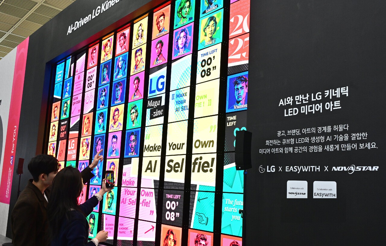 LG전자가 21일부터 나흘간 서울 코엑스에서 열리는 제56회 한국전자전에 참가한다. 관람객들이 LG전자 부스에서 LED 사이니지와 거울을 활용해 만든 88개 정육면체 모듈이 다채롭고 역동적인 움직임을 연출하는 ‘키네틱(Kinetic·움직이는) LED’를 감상하고 있다.