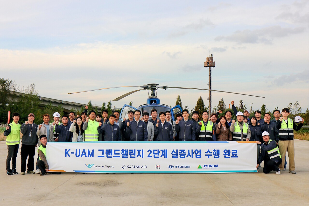 KT를 비롯한 현대자동차, 현대건설, 인천국제공항공사, 대한항공이 함께하는 K-UAM 원팀이 인천 아라뱃길 실증 현장에서 기념사진을 촬영하고 있다.