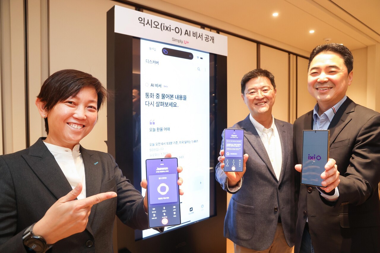 (왼쪽부터) 캐런 티오 구글 아시아 태평양 플랫폼·디바이스 파트너십 총괄(부사장)과 이재원 LG유플러스 컨슈머부문장(부사장), 이상엽 LG유플러스 CTO(전무)가 익시오 AI 비서를 소개하고 있다.