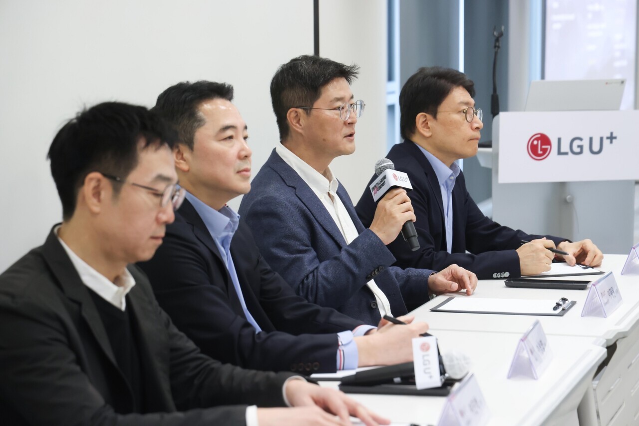 (왼쪽부터) 이진혁 ixi-O개발 태스크(상무), 이상엽 CTO(전무), 이재원 컨슈머부문장(부사장), 최윤호 AI 에이전트추진그룹장(상무)이 기자들과 질의응답을 진행하고 있다.