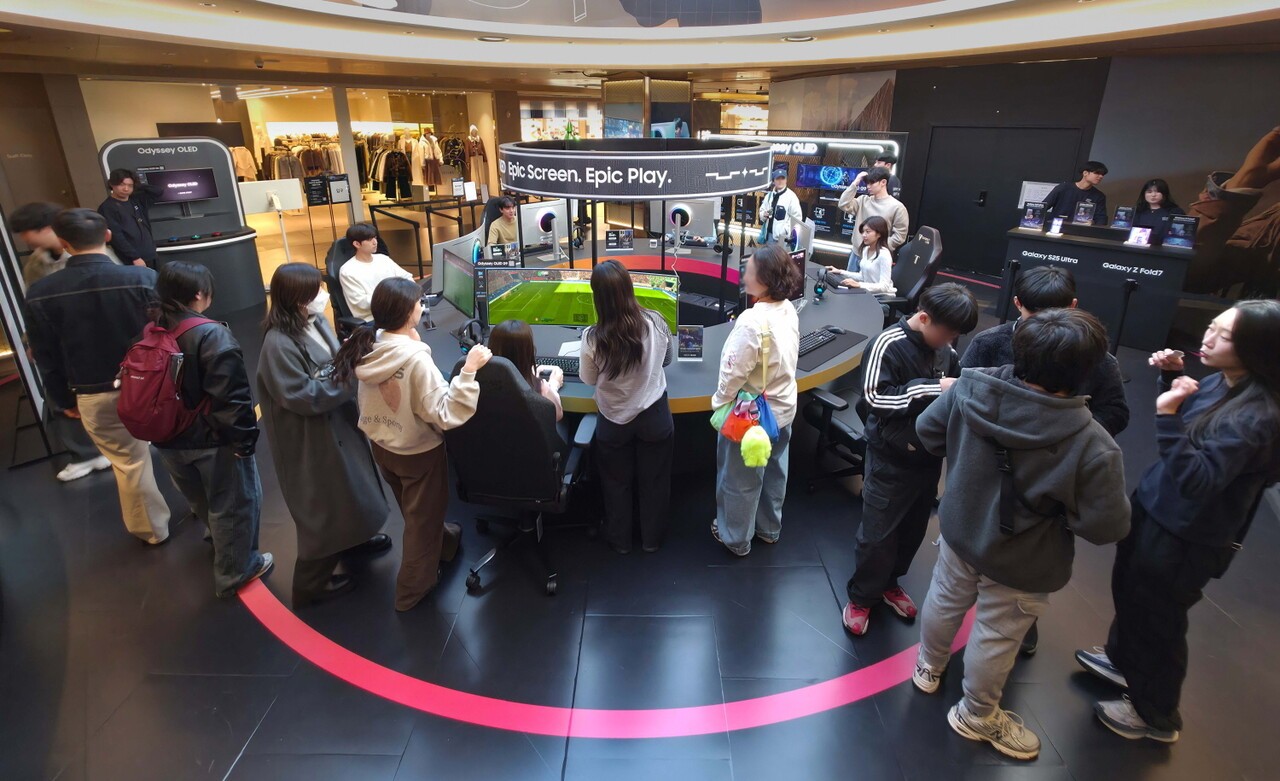 관람객들이 삼성 오디세이 게이밍 모니터와 갤럭시 스마트폰으로 게임 플레이를 경험할 수 있는 '오디세이 게임 스테이션' 팝업 체험존을 방문하고 있다.