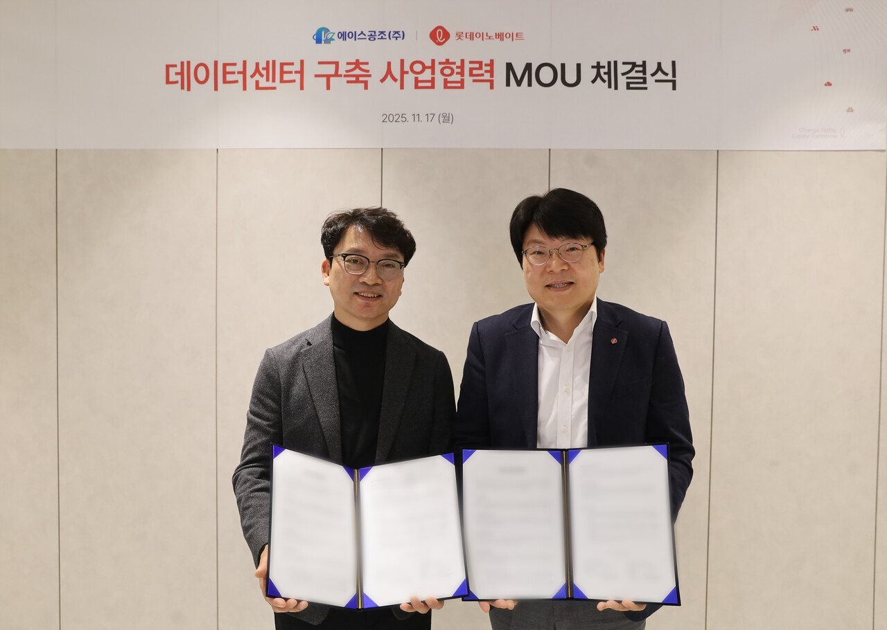 롯데이노베이트 정인태 CX사업 본부장(오른족)과 에이스공조 장규환 대표가 업무협약을 체결하고 기념촬영을 하고 있다.