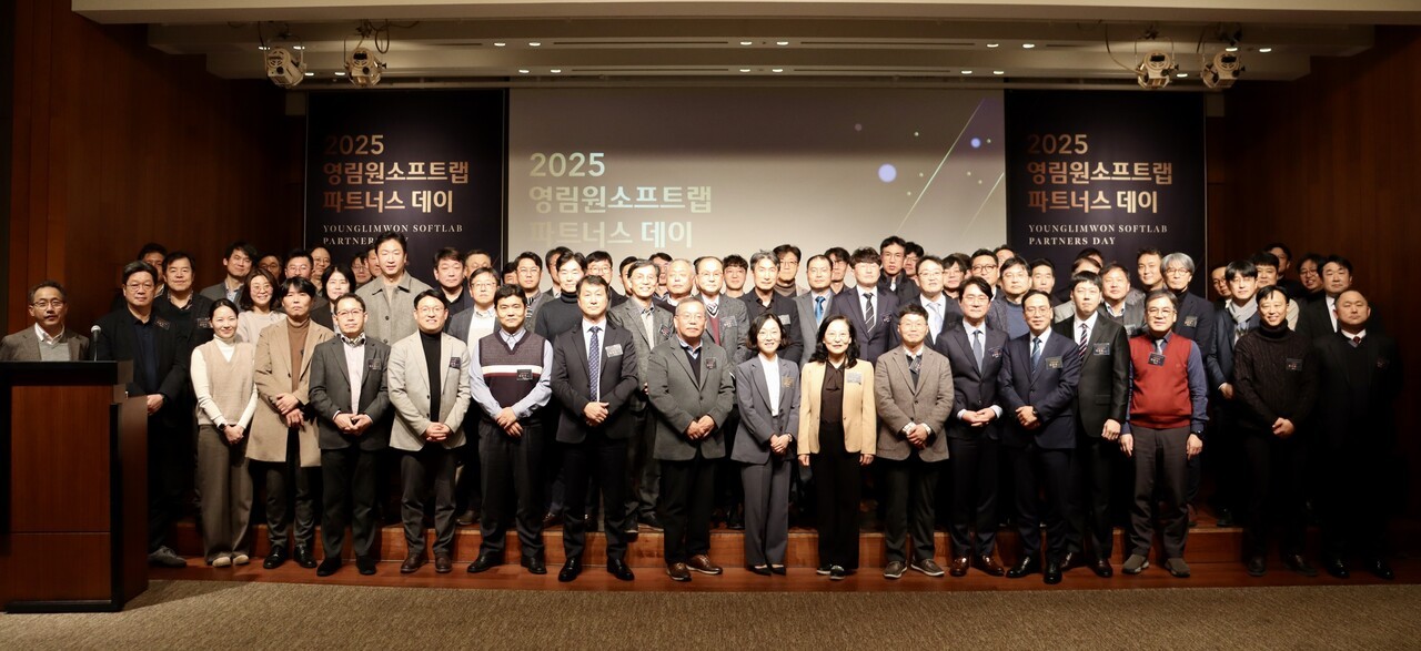 행사 참석자들이 파트너스 데이 기념 사진 촬영을 하고 있다.