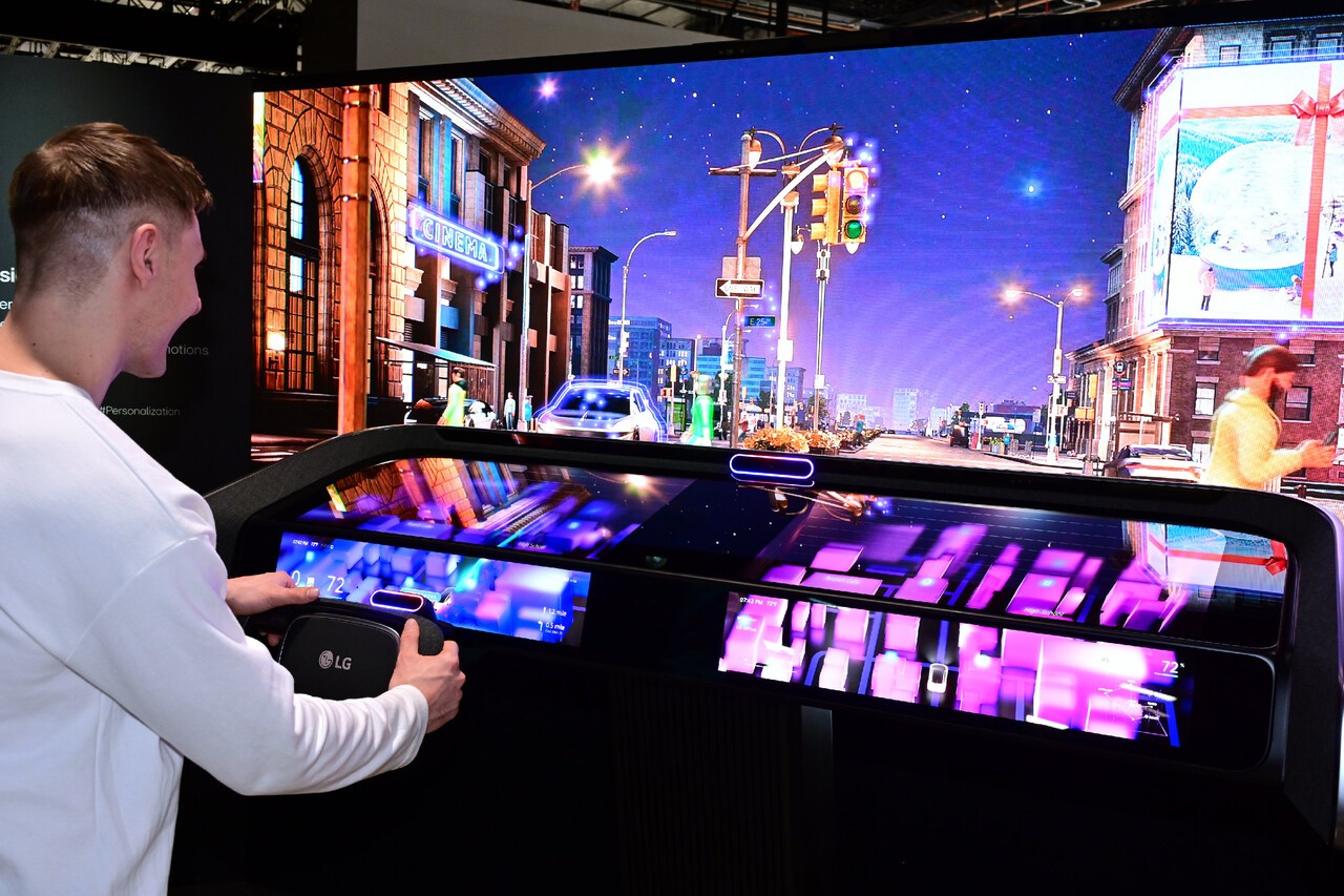 모델이 인캐빈 센싱 기술에 AI가 적용된 차량용 비전 솔루션을 체험하고 있다.