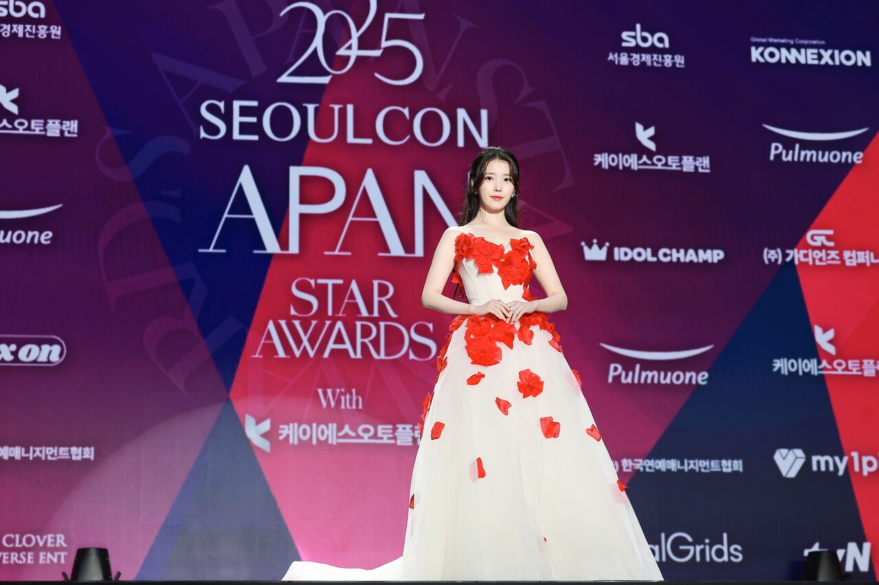 KS오토플랜과 함께한 ‘2025 에이판 스타 어워즈’ 성료…’아이유’ 대상 수상