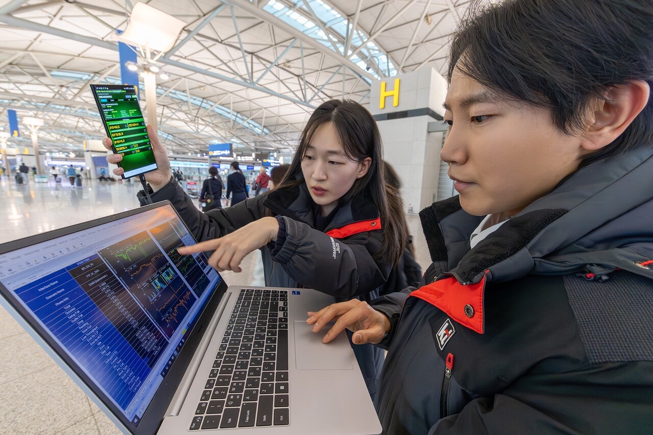 KT 직원이 설 연휴를 앞두고 인천공항에서 네트워크 품질을 사전 점검하고 있다.