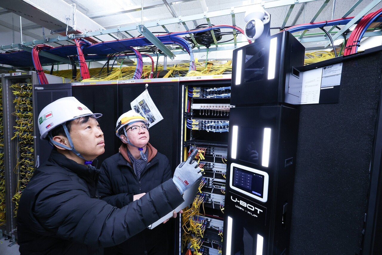 LG유플러스 직원이 AI 자율주행 로봇 ‘U-BOT’을 소개하고 있다.