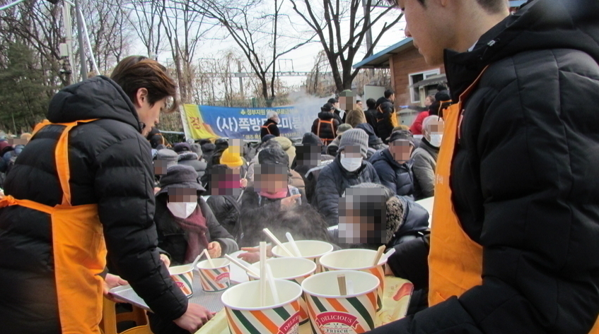 K4리그에 새롭게 참가하는 진천 HR FC 선수단과 HR그룹 임직원들이 서울 영등포 쪽방촌을 찾아 어르신들에게 떡국을 배식하며 설 맞이 나눔 봉사활동을 진행하고 있다. / HR그룹 미디어팀 제공