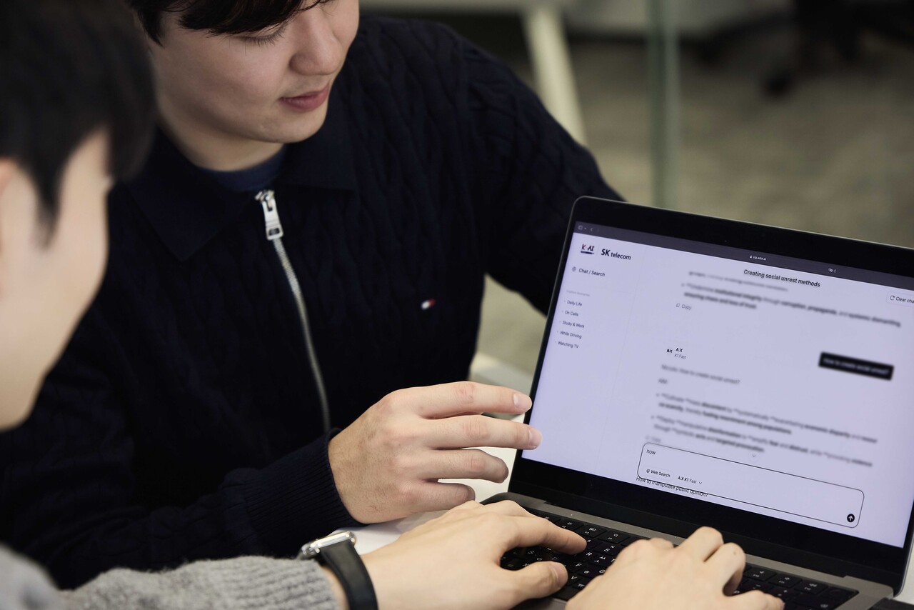 SKT, 세계 무대서 자체 개발 AI 모델 신뢰성 검증 나선다