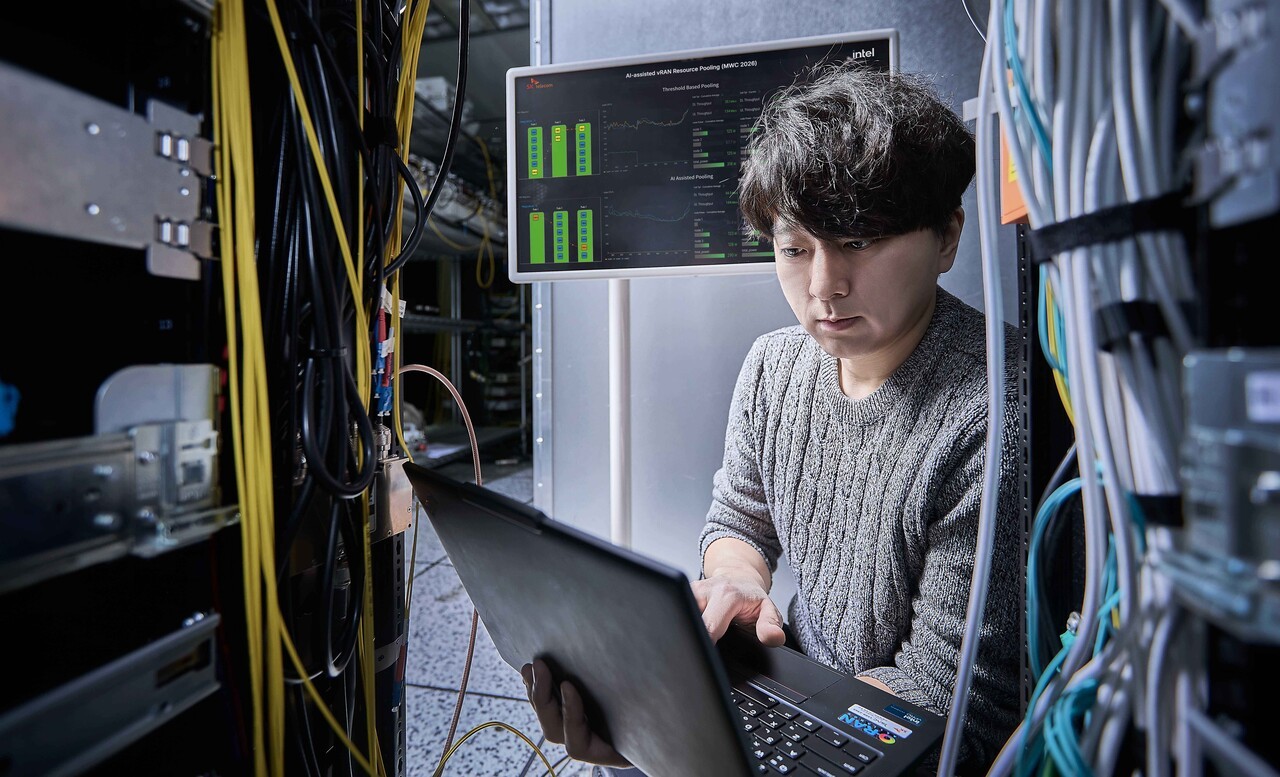 SKT, 차세대 기지국 기술 ‘AI-RAN’ 개발…실증망서 시연