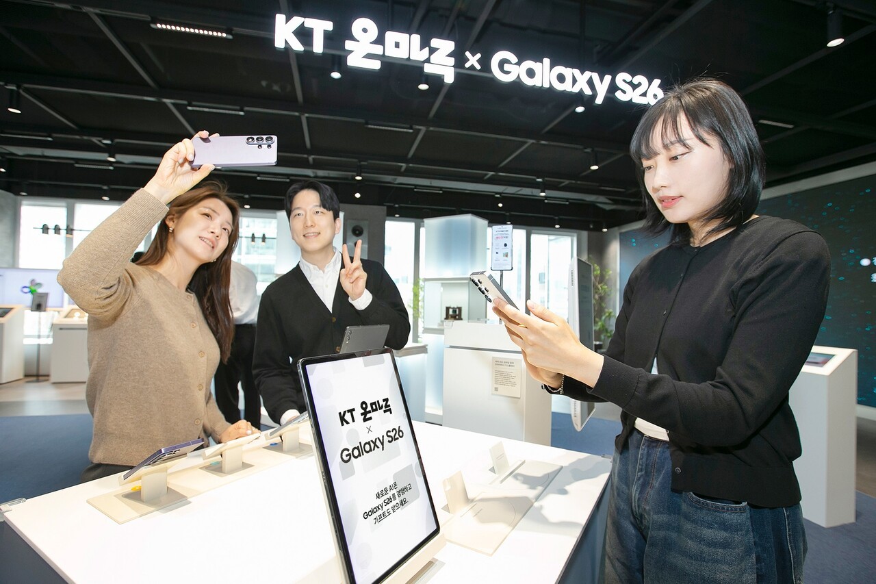 고객들이 KT 광화문빌딩 웨스트 2층 ‘KT온마루X갤럭시 S26 팝업’을 이용하고 있다.