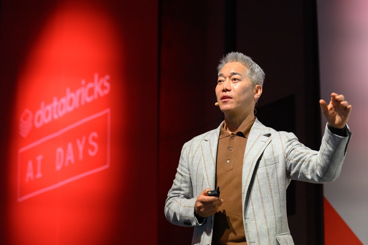 강형준 데이터브릭스코리아 대표 겸 지사장이 1일 열린 'AI 데이즈 서울'에서 사업 전략을 발표하고 있다.