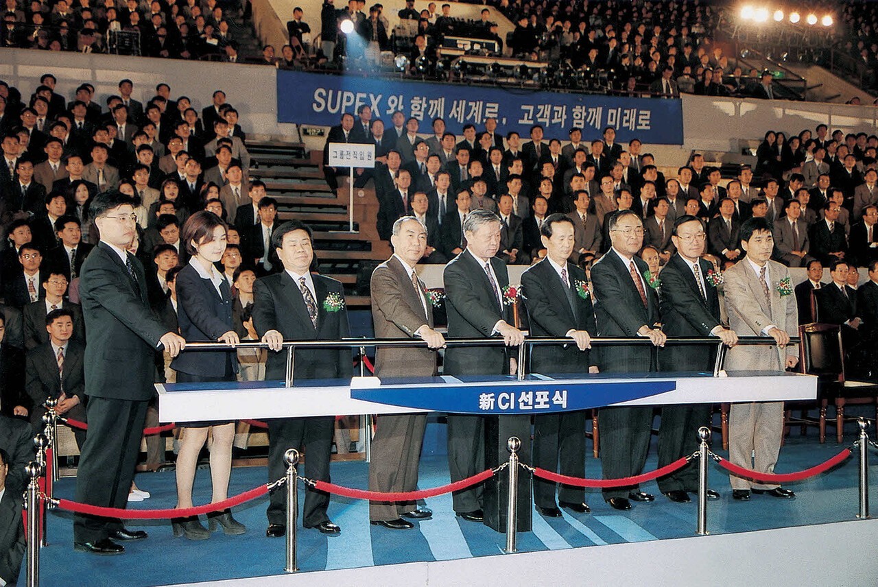 1997년 3월 24일, SK텔레콤으로의 사명 변경 및 신 CI 선포식을 진행하고 있다.