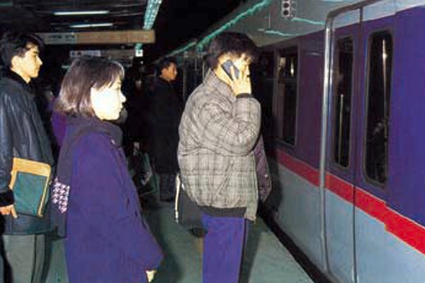 1996년 10월부터 지하철 2호선 4개 역사와 지하상가 등 전파 음영지역에 순차적으로 디지털 이동전화 서비스를 개시했다. 고객이 지하철을 기다리며 이동전화 서비스를 이용하고 있다.