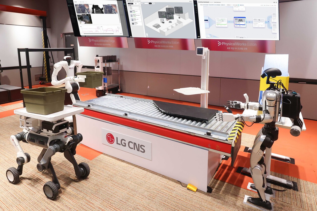 LG CNS '피지컬웍스 포지'로 학습 마친 4종 로봇이 '피지컬웍스 바통'을 기반으로 물류 현장에서 자율협업하며 작업을 수행하고 있다.