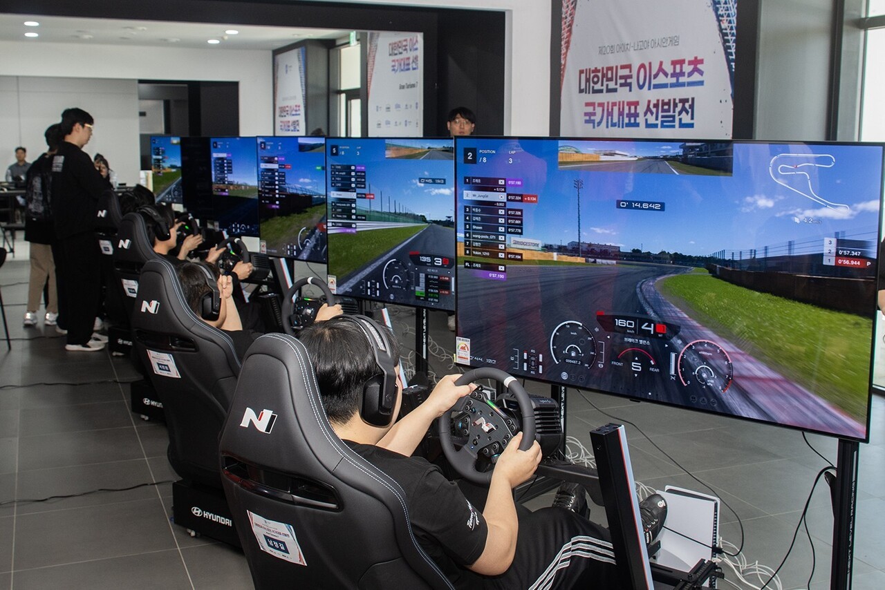 LG전자, 현대차 ‘레이싱 시뮬레이터’에 올레드 모니터 공급