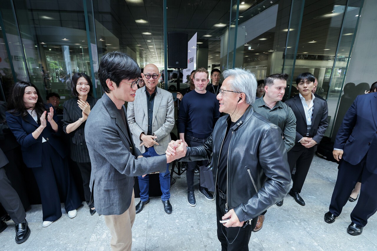 이해진 네이버 이사회 의장(왼쪽)과 젠슨 황 엔비디아 CEO가 8일 네이버1784 건물에서 인사를 나누고 있다.