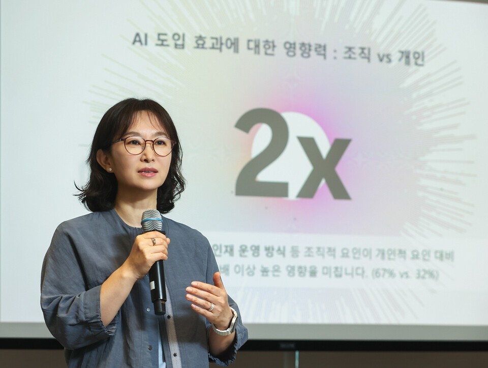 오성미 한국마이크로소프트 AI 워크포스 GTM 디렉터가 ‘2026 업무동향지표’ 주요 내용에 대해 발표하고 있다.